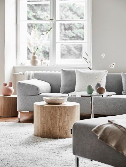 Wohnzimmer Grau Wohnzimmer mit einer grauen Couch und einem grauen Sessel und einem Holztisch.