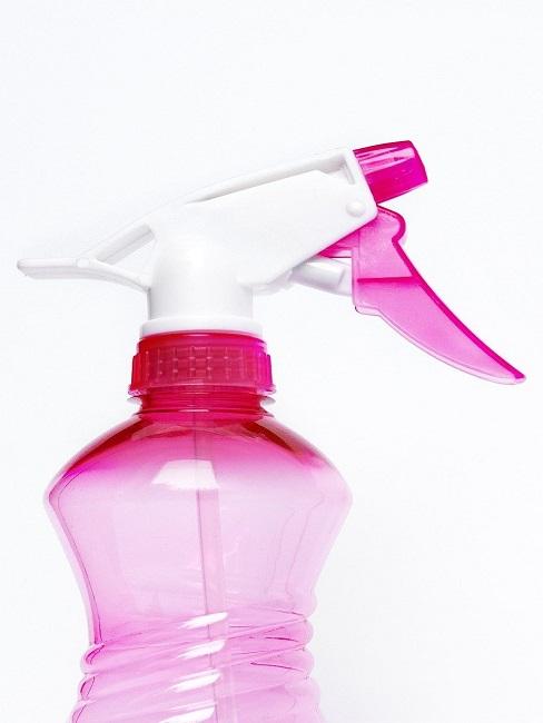 Nahaufnahme einer rosa Sprühflasche