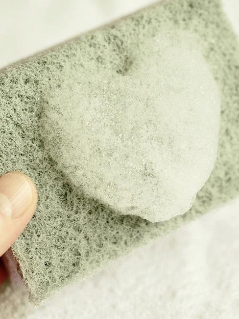 Nahaufnahme eines Schwammes mit Schaum in Herzform