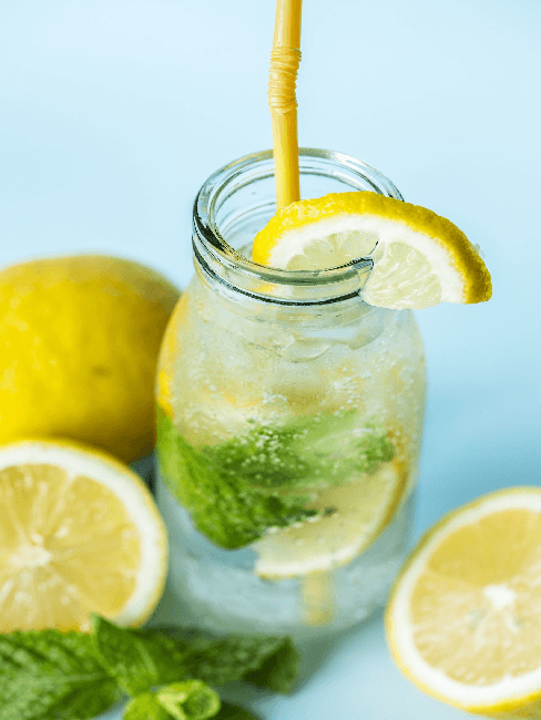 Infused Water mit Zitrone und Gurke