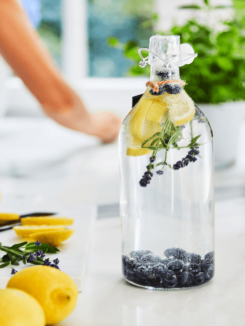 Infused Water mit Zitrone und Blaubeer