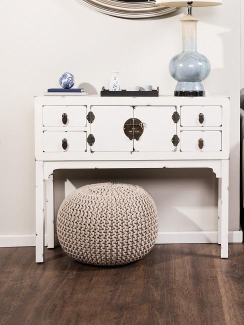 Flur Landhausstil Kommode in Weiß im Flur mit Deko darauf und einem Strick Pouf