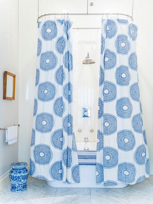 Duschvorhang waschen Duschvorhang im Badezimmer in Blau und Weiß,