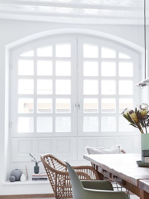 Fenster richtig putzen Tisch und Stuhl