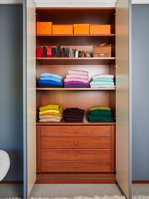 Farblich-sortierte Ordnung im Kleiderschrank Farblich-sortierte Ordnung im Kleiderschrank