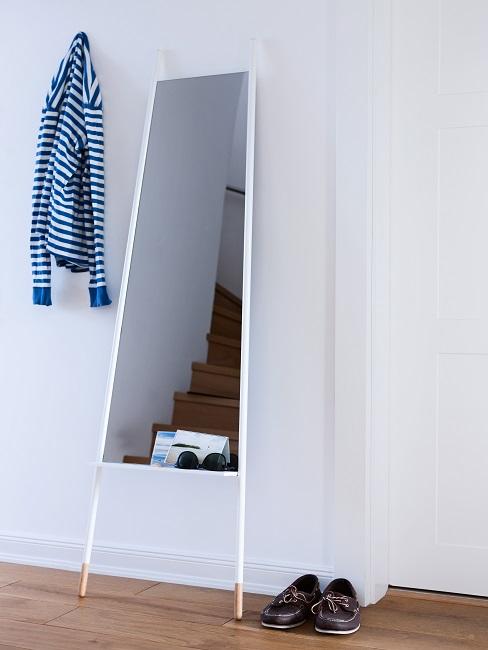 Ganzkörperspiegel an weißer Wand lehnend