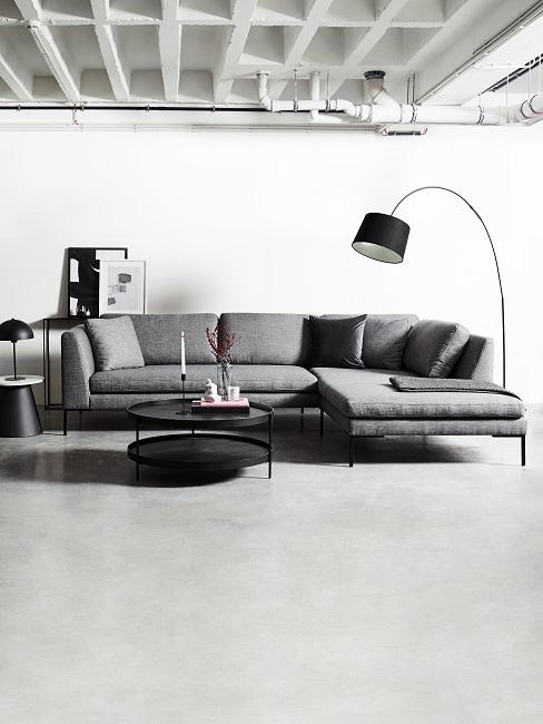 Großes Wohnzimmer in grauem industrial Stil