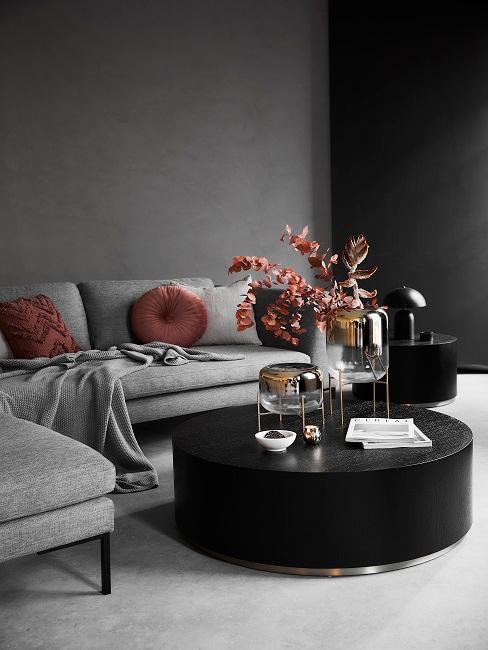Dunkles Wohnzimmer in Grau und roter Deko