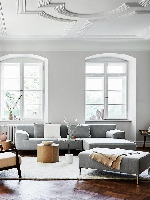 Großes Wohnzimmer mit grauer Couch und Holztisch