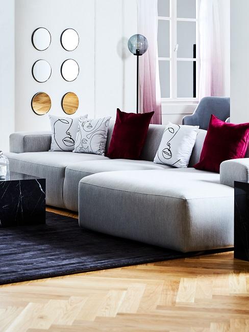 Graue Wohnzimmer Couch mit Kissen