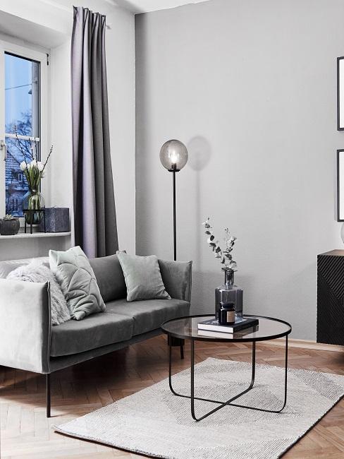 Kleines Wohnzimmer in Grau