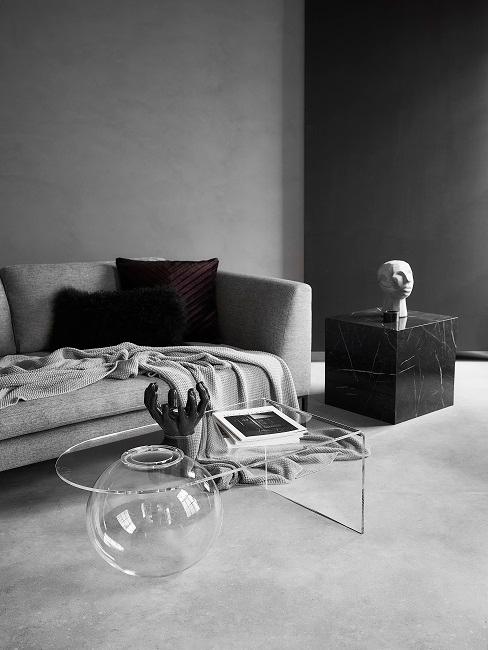 Dunkles Wohnzimmer in Grau-Schwarz mit Deko