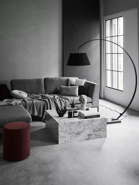 Graues Wohnzimmer mit Marmortisch