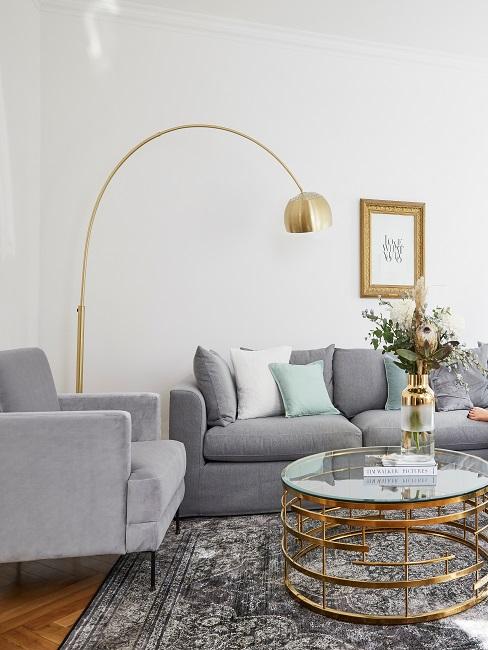 Wohnzimmer mit Grau und Goldenen Möbeln