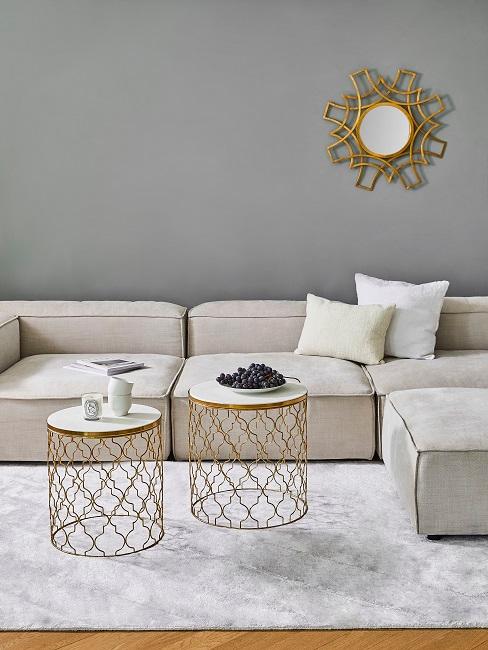 Wohnzimmer in Grau und Beige mit Goldelementen