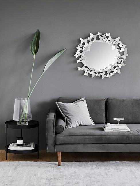 Graues Wohnzimmer mit silbernen Elementen