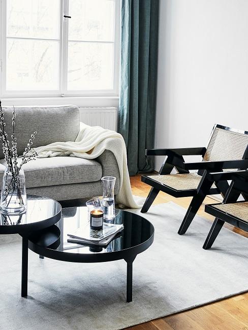 Graues Wohnzimmer mit schwarzen Möbeln