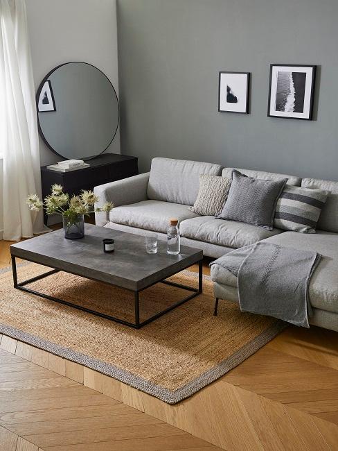 Wohnzimmer in Grautönen mit Bastteppich
