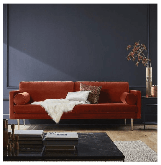 Rostrotes Sofa in dunklem Wohnzimmer