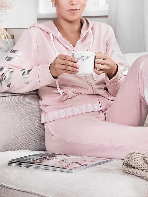Enstpannen Frau trinkt Tasse Tee