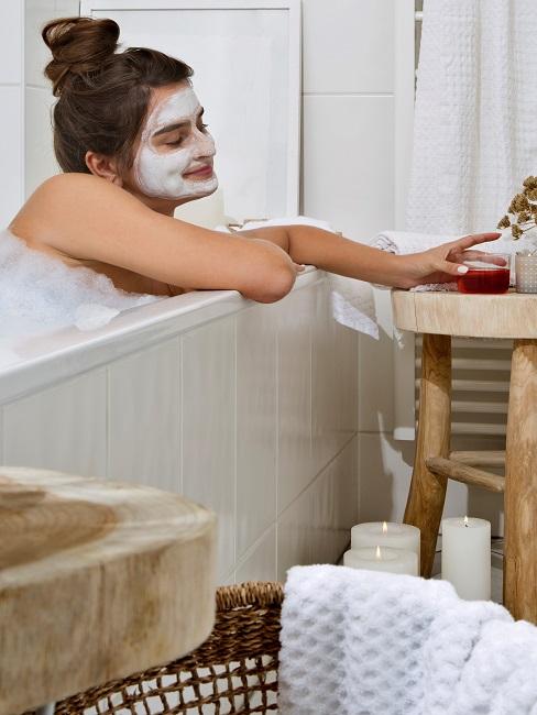 Entspannen Mädchen mit Gesichtsmaske in Badewanne