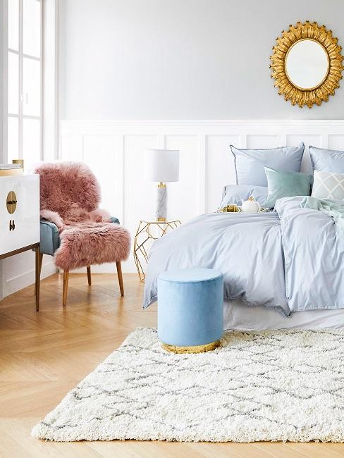 Großes Luxus Schlafzimmer mit einem XL Bett sowie luxuriösen Accessoires