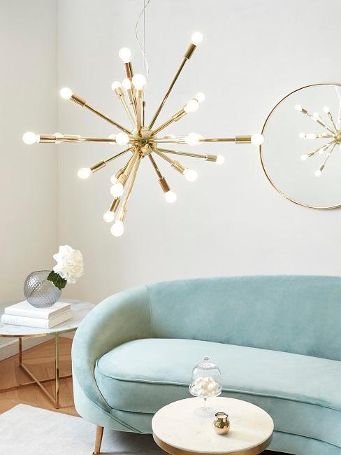 Samt Couch mit weichen Rundungen neben goldenen Akzenten