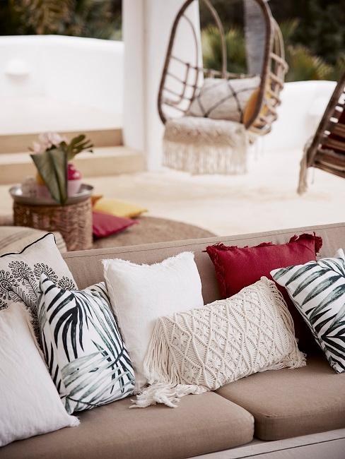 Couch auf Terrasse mit Kissendeko