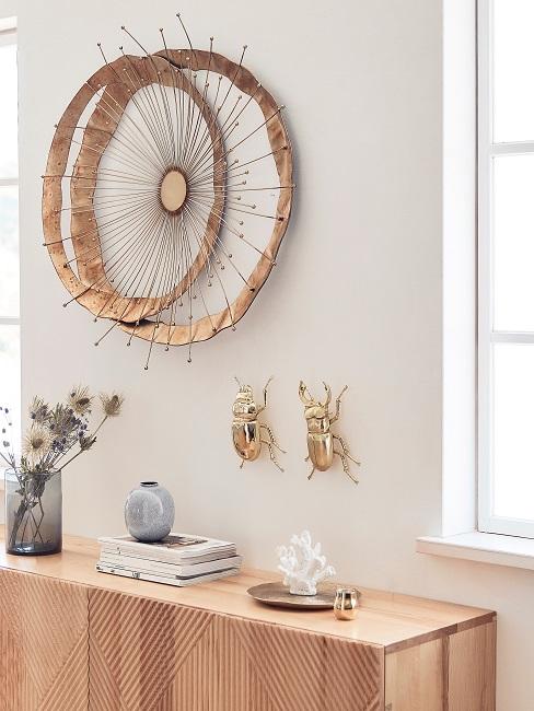 Kreative Wandgestaltung Wand mit Wandobjekten aus Holz und in Gold