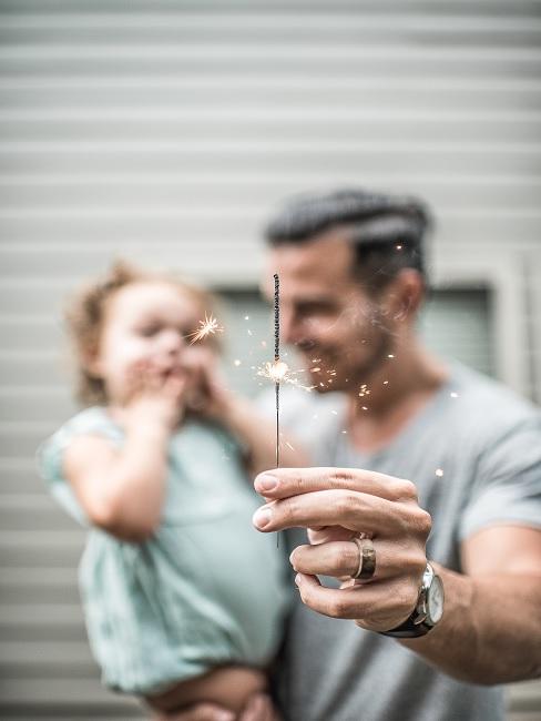 Vatertagssprüche Banner Vater mit Kind und Wunderkerze in der Hand