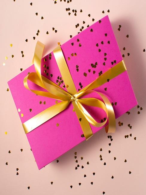 Ausgefallene Hochzeitsgeschenke selber machen Verpacktes Geschenke vor rosa Hintergrund