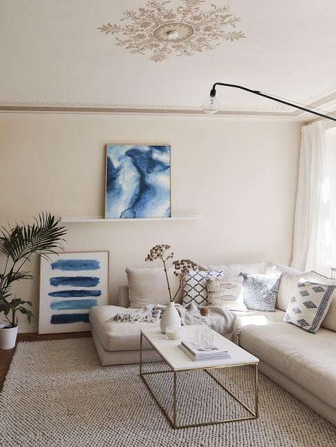 Wohnzimmer Ton in Ton in hellem Beige mit blauen Gemälden