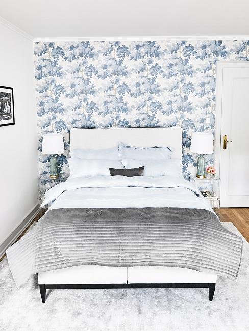 Schlafzimmer mit Blumen-Tapete