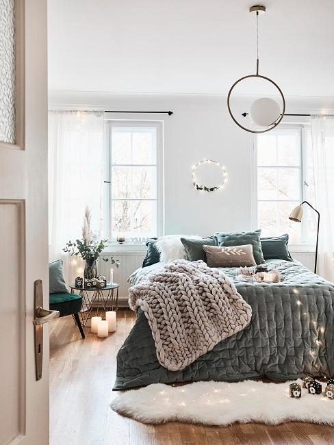 Schönes Schlafzimmer mit Decke auf Bett