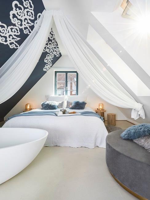 Schönes Schlafzimmer im Dachgeschoss