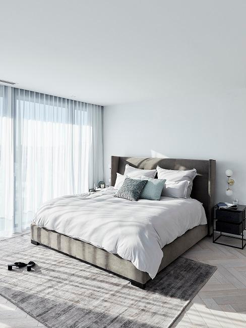 Schöne Schlafzimmer Schönes Schlafzimmer mit grauem Bett