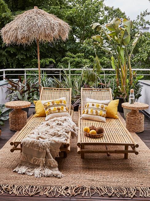 Schöne Balkone Banner Schöner Balkon im Tropical Style mit Sonnenliegen, Kissen, Juteteppich und Kissen