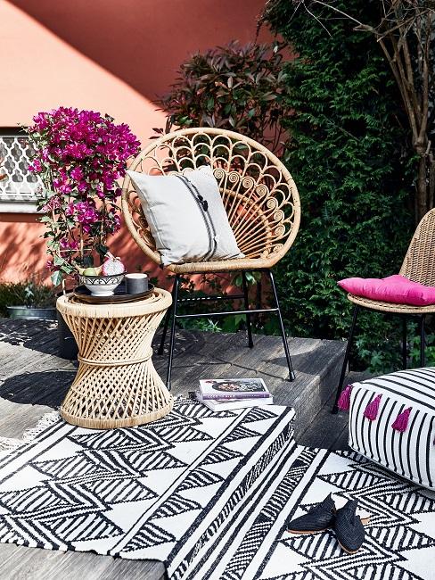 Boho Stil Balkon mit Rattanmöbeln, Outdoorteppich, Kissen und Pouf
