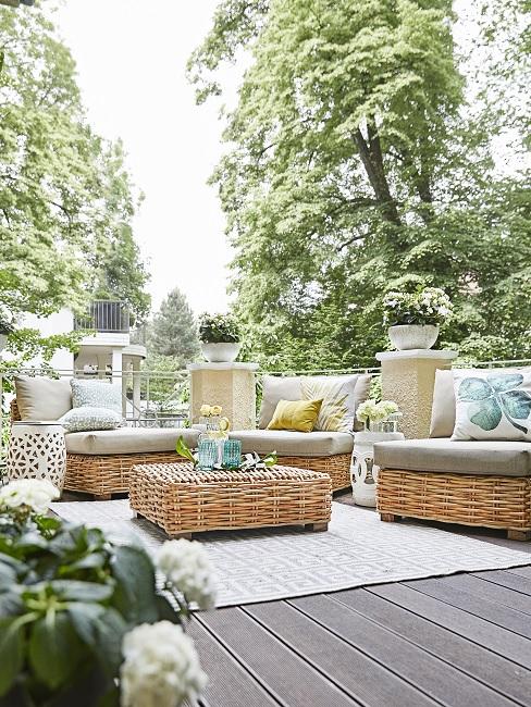 Outdoor Lounge auf großem Balkon mit Teppich