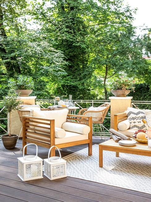 Loungemöbel aus Holz auf der Terrasse