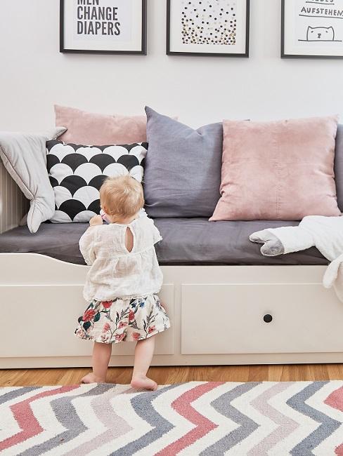 Babyzimmer-Set Banner Baby steht an weißem Sofa vom Babyzimmer-Set