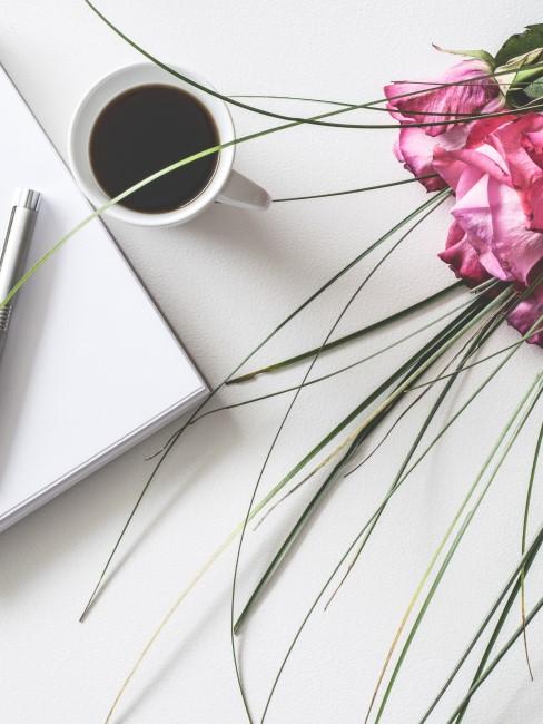votos-de-boda-banner cuaderno con cafe y rosas