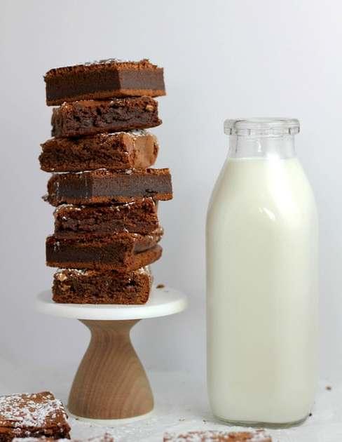 Brownie ułożone na małej paterze