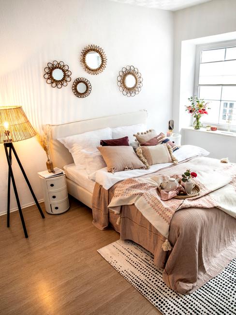 Łóżko w sypialni w stylu boho