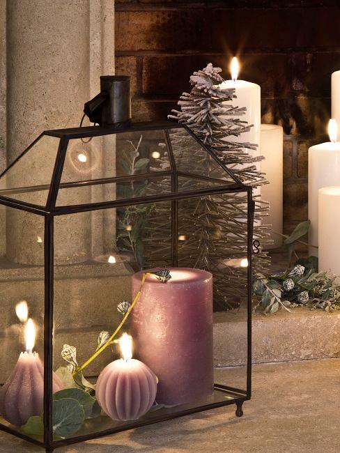 Lila Kerzen in Laternen Deko an Weihnachten