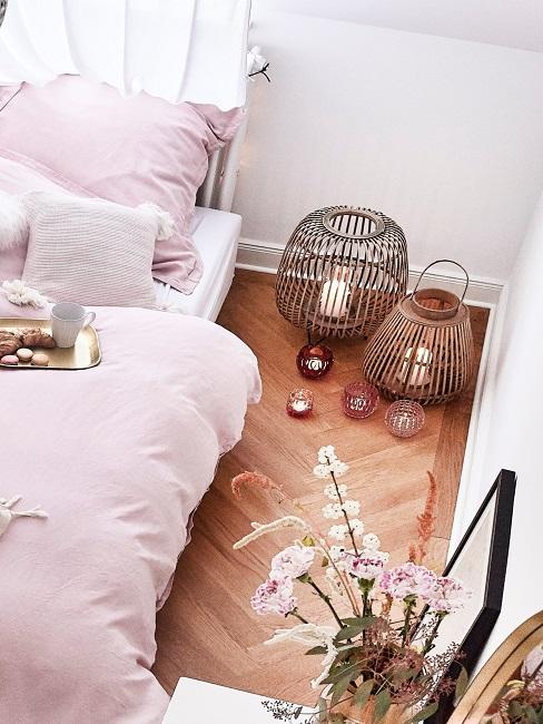 Laternen Deko im Schlafzimmer neben Bett