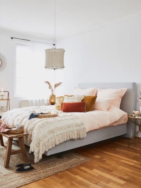 estilo étnico dormitorio con una cama azul grande