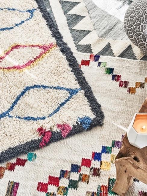 Tapis de salon Des tapis ethno à motifs se superposent sur le sol