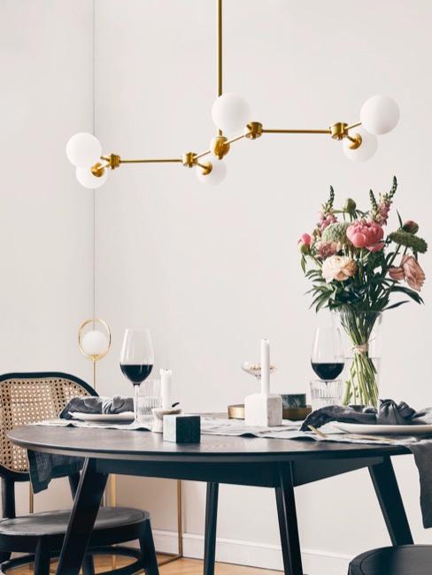 Eettafel met lentedecoratie