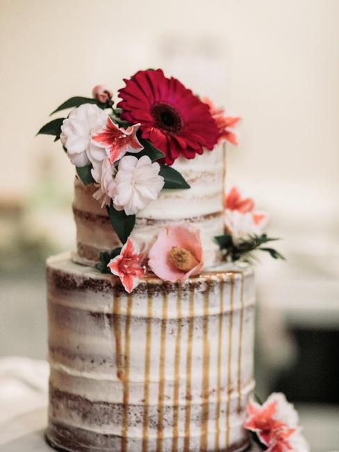 Naked Cake mit Blumen als Deko für Hochzeitstorte
